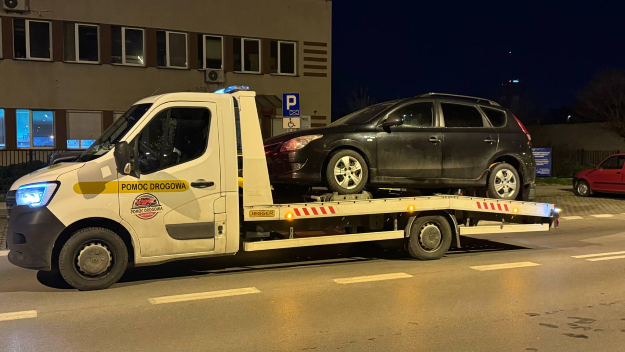 Ile kosztuje laweta i co wpływa na cenę usługi?